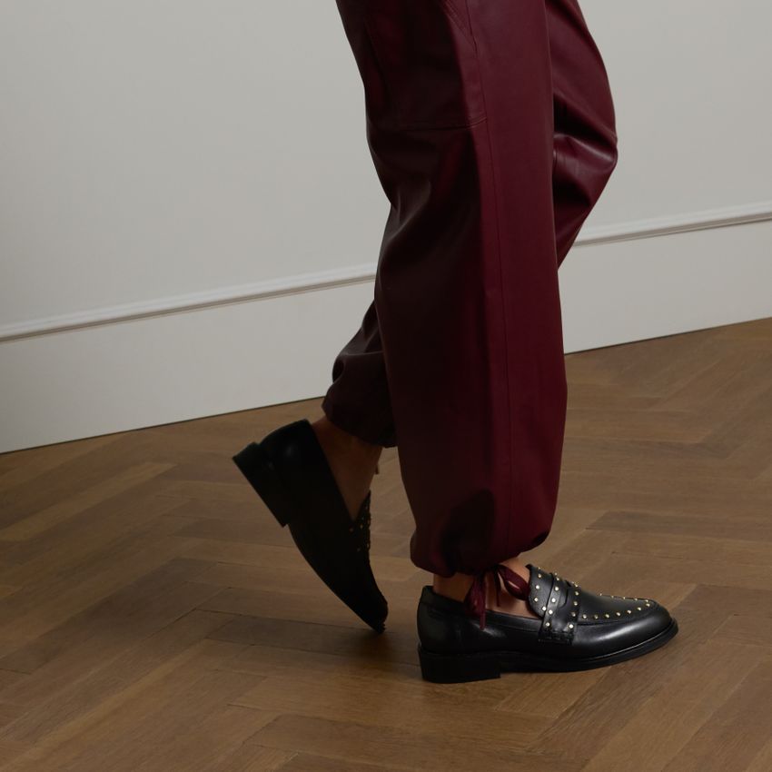 Schwarze Leder-Loafer mit goldfarbenen Nieten
