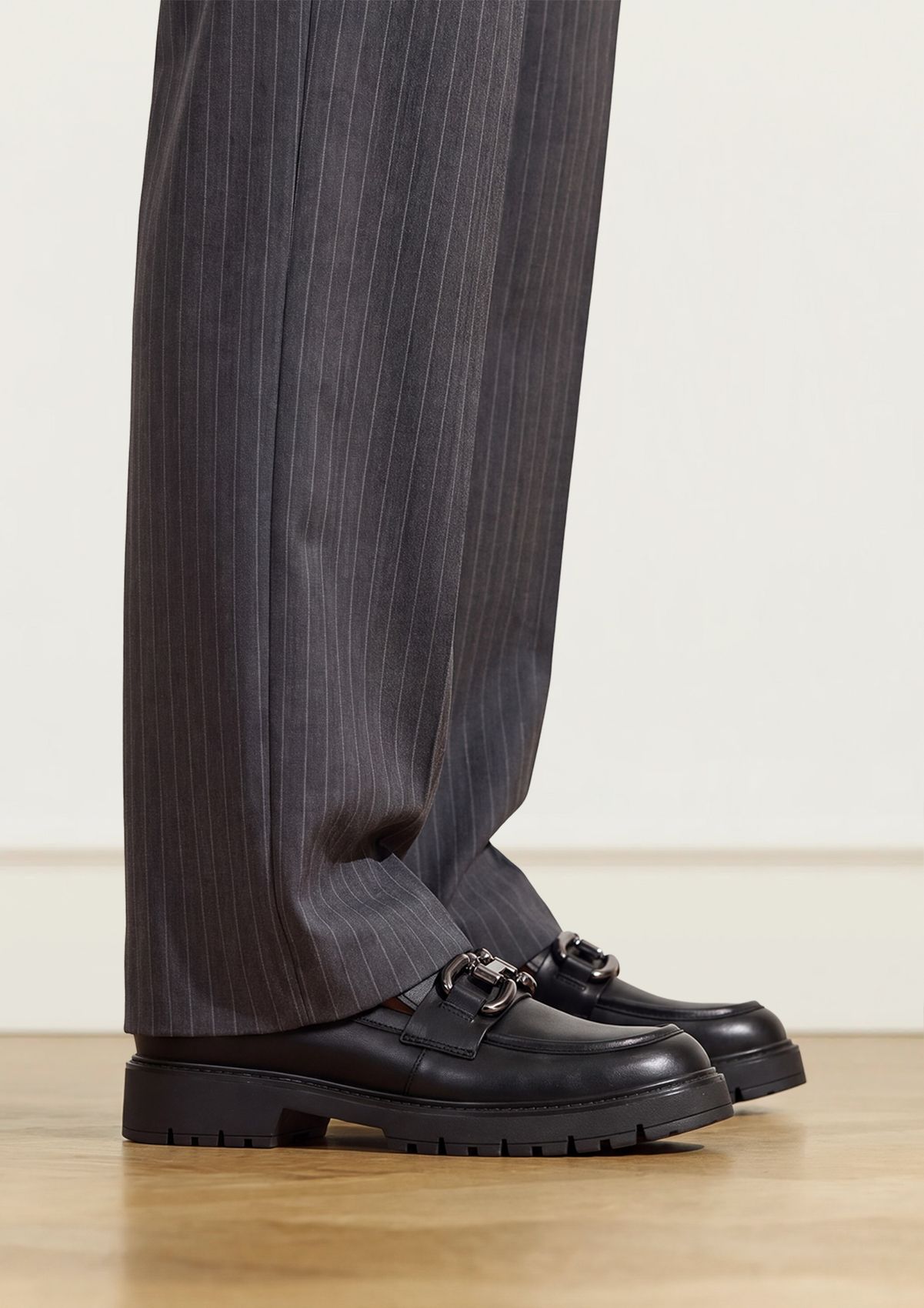 Schwarze Leder-Loafer mit Kette