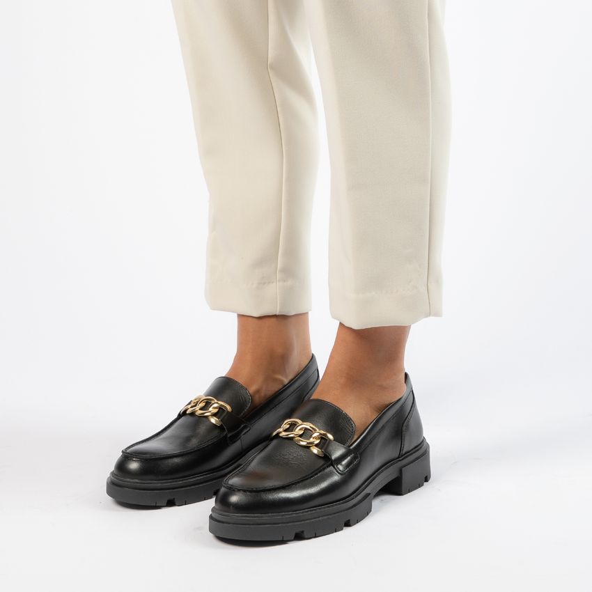 Zwart leren loafers met goudkleurige chain