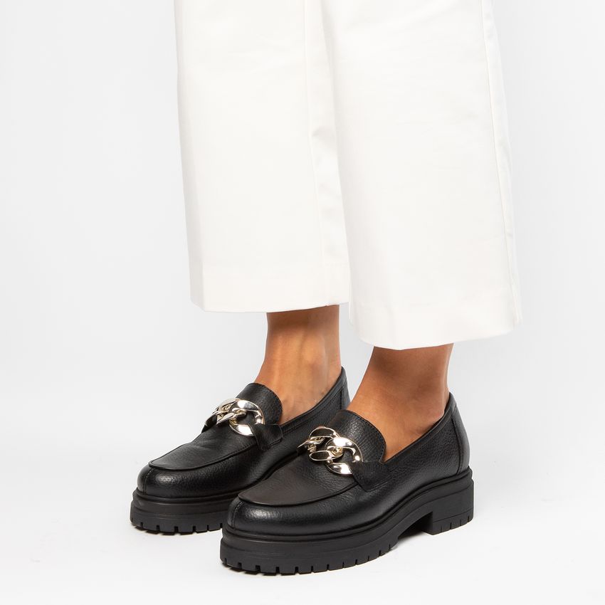 Schwarze Leder-Loafer mit silberfarbener Kette