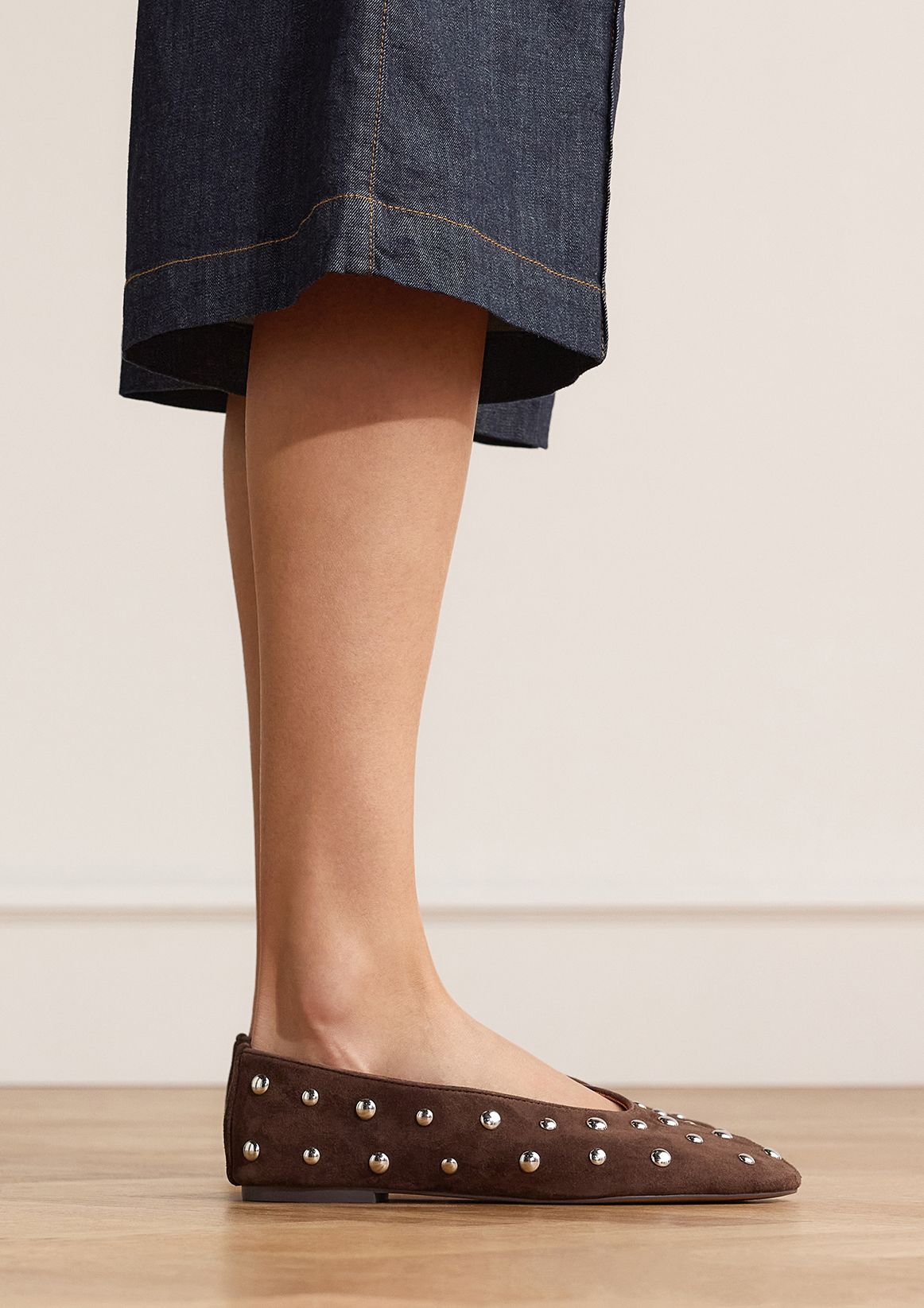 Donkerbruine suède ballerina's met zilveren studs
