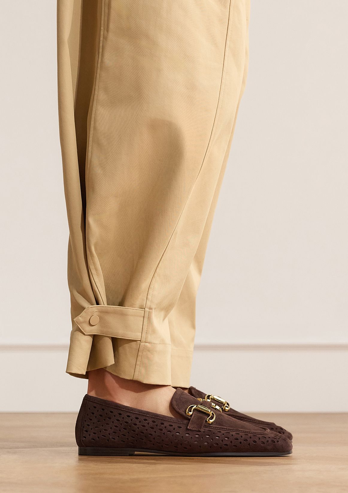 Braune Leder-Loafer mit goldfarbener Kette