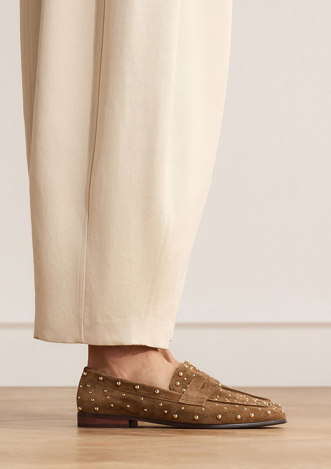 Bruine suède loafers met studs