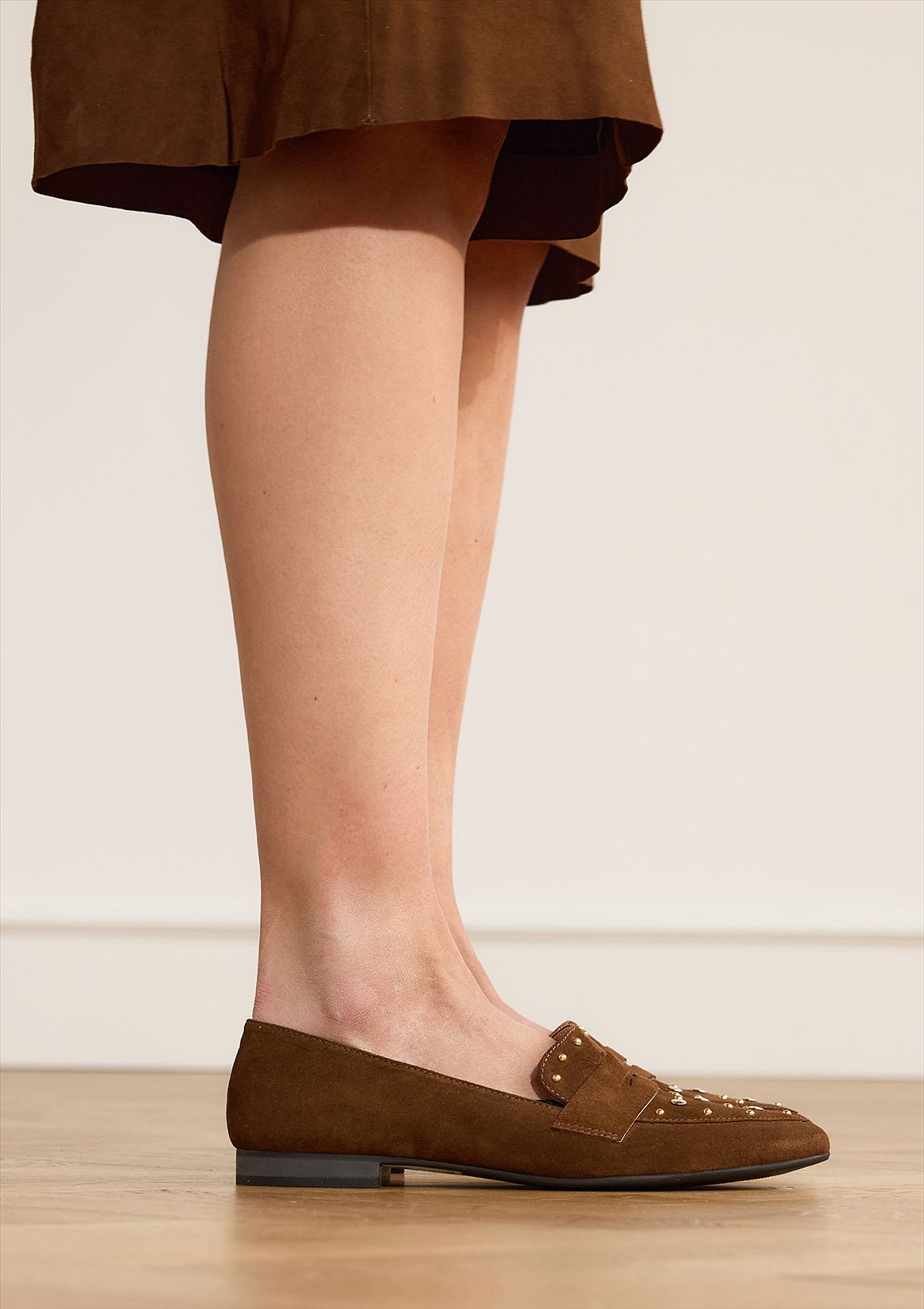 Donkerbruine suède loafers met gouden studs