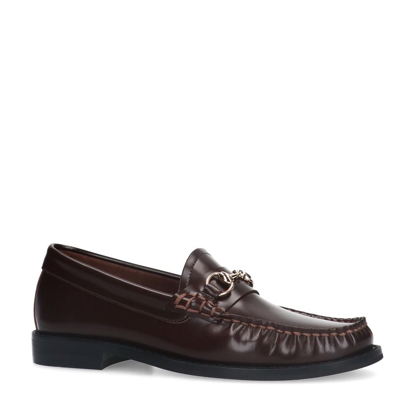 Braune Leder-Loafer mit goldfarbener Kette