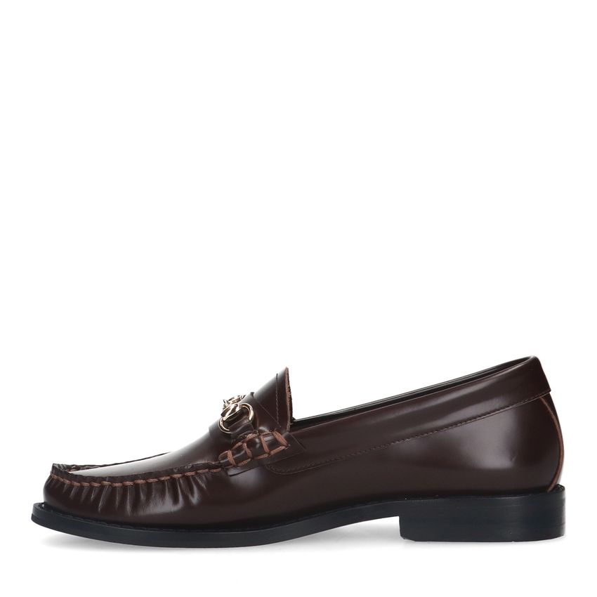 Braune Leder-Loafer mit goldfarbener Kette