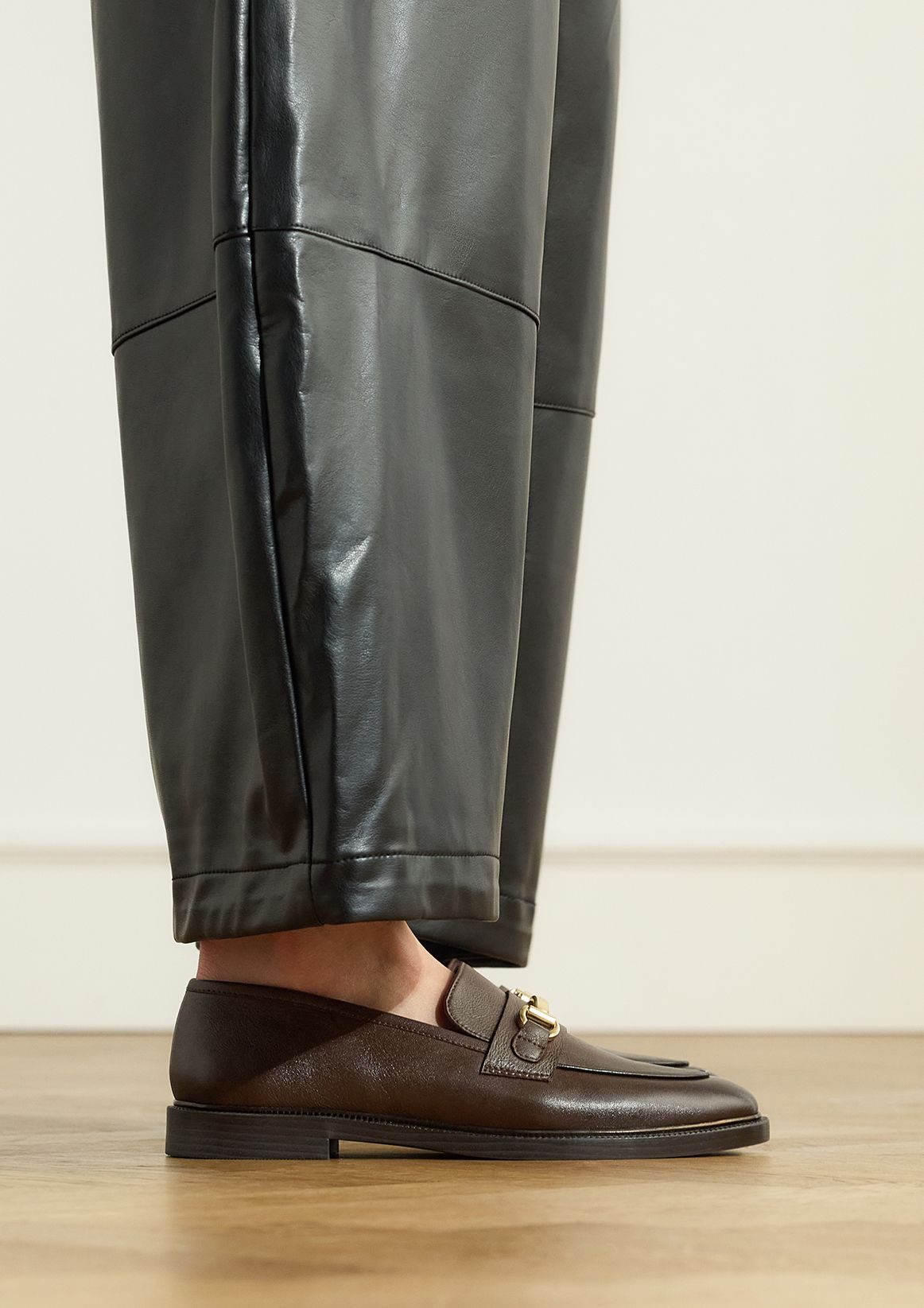 Donkerbruine leren loafers met goudkleurig detail
