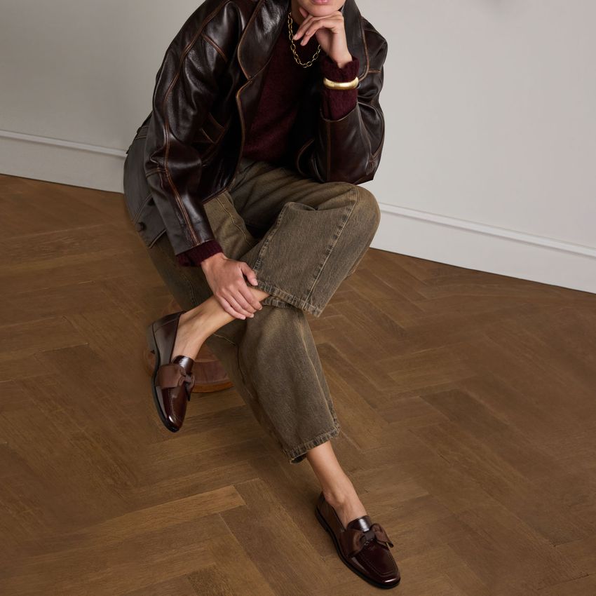 Braune Lackleder-Loafer mit Schleife