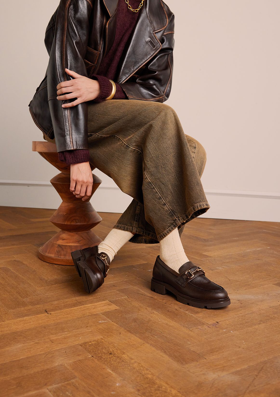 Donkerbruine leren loafers met gouden chain