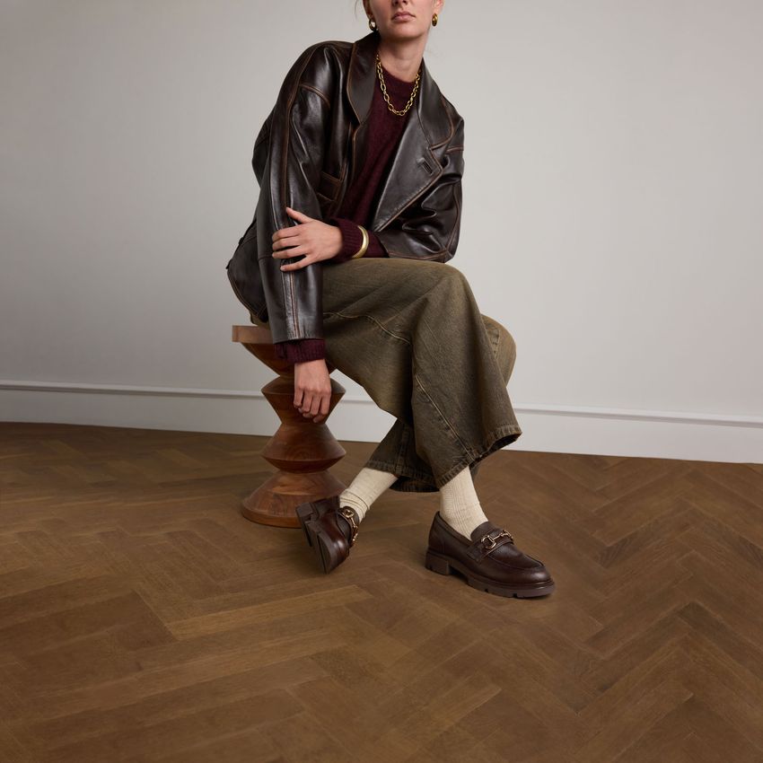 Dunkelbraune Leder-Loafer mit goldfarbener Kette