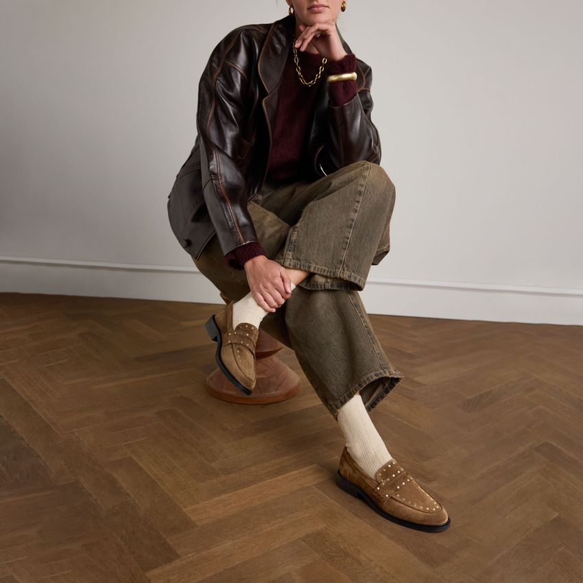 Braune Veloursleder-Loafer mit goldfarbenen Nieten