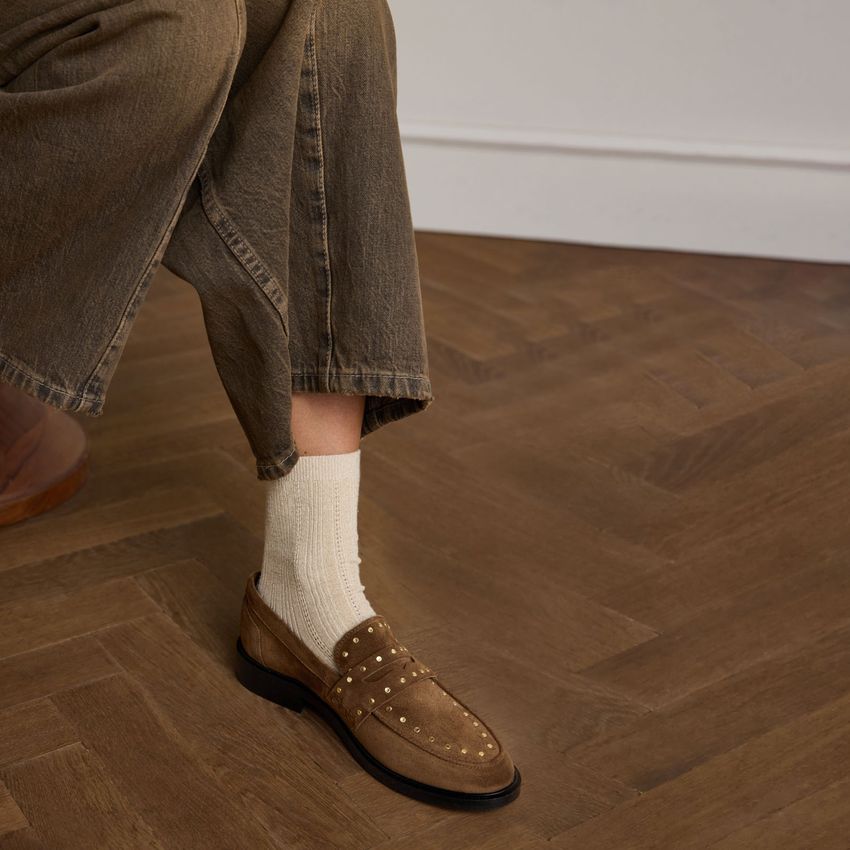 Bruine suède loafers met goudkleurige studs