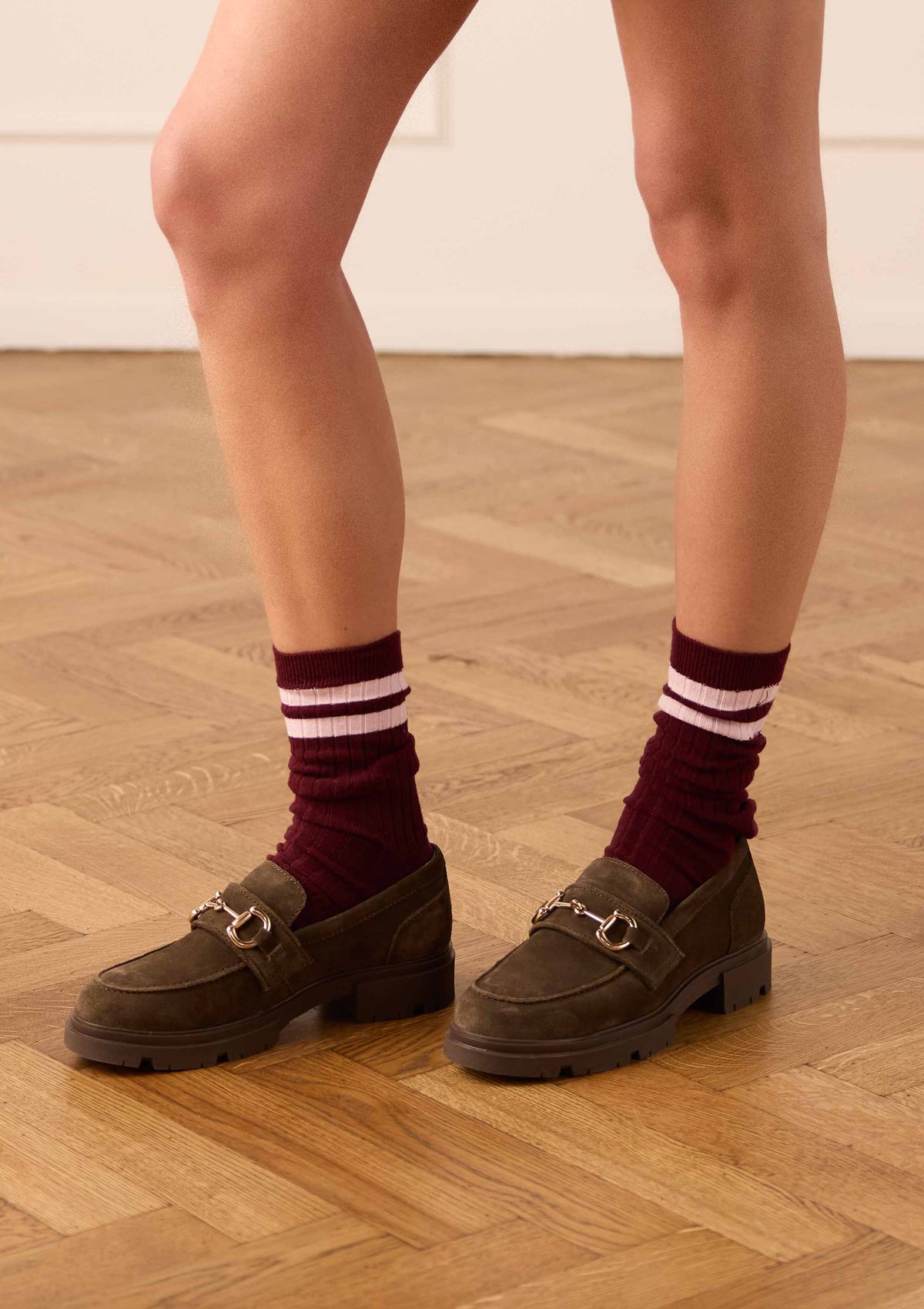Bruine suède loafers met goudkleurig detail