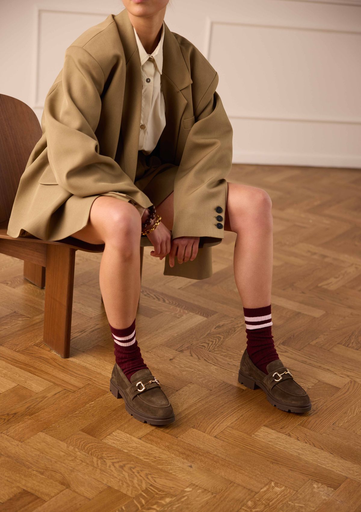 Braune Veloursleder-Loafer mit goldfarbenem Detail