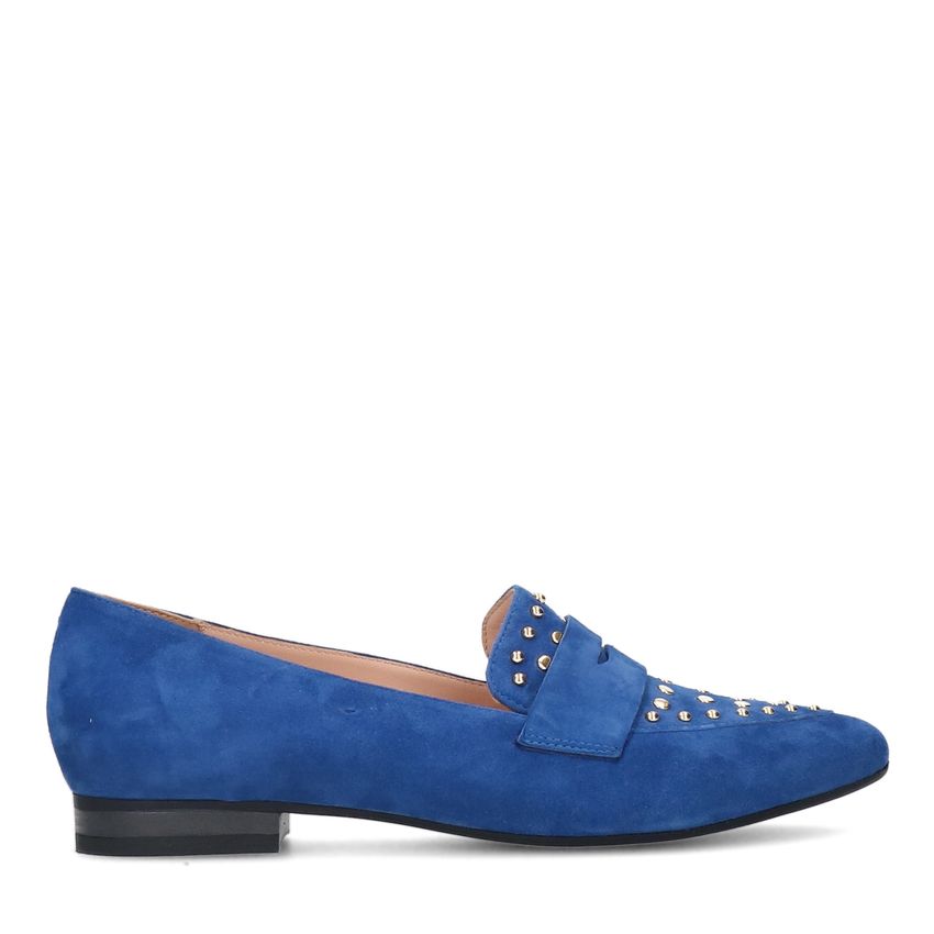 Blaue Veloursleder-Loafer mit goldfarbenen Nieten