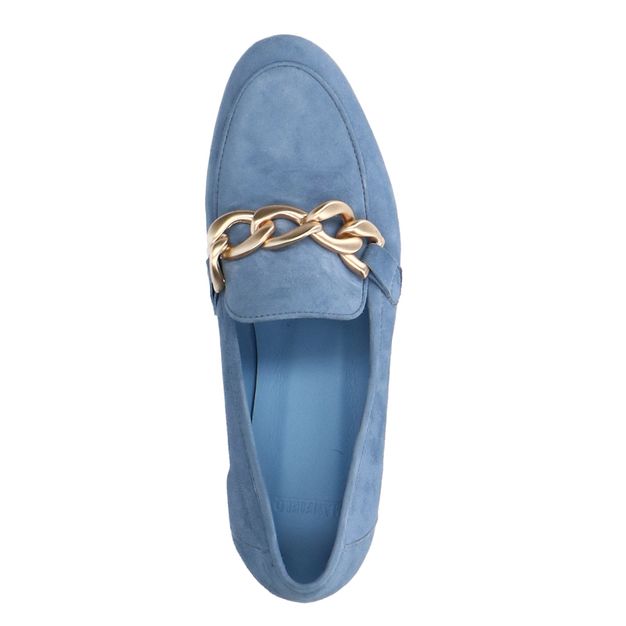 Blauwe suède loafers met goudkleurige chain
