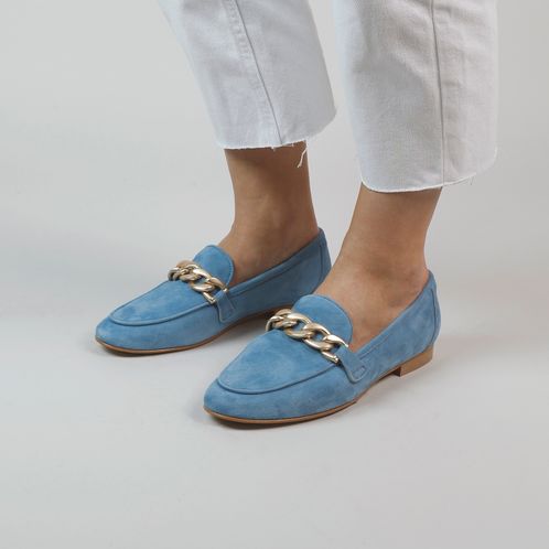 Blaue Veloursleder-Loafer mit goldfarbener Kette