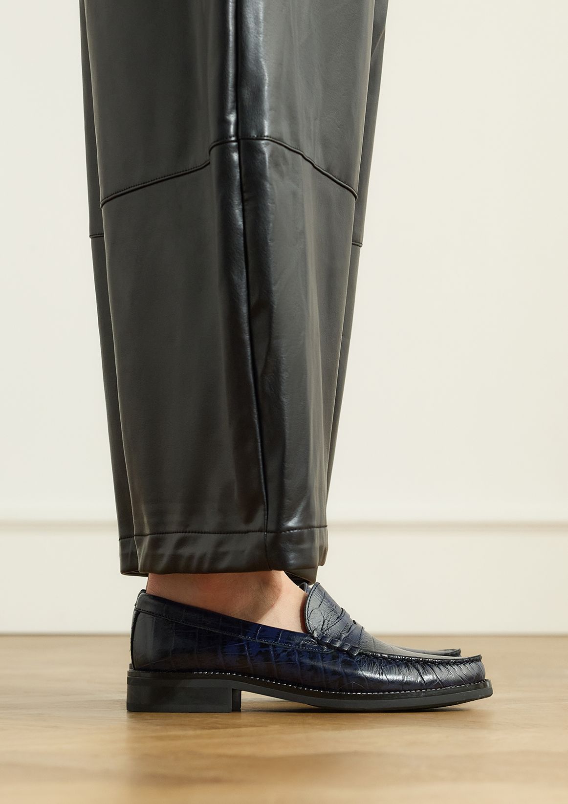 Dunkelblaue Leder-Loafer mit Krokomuster
