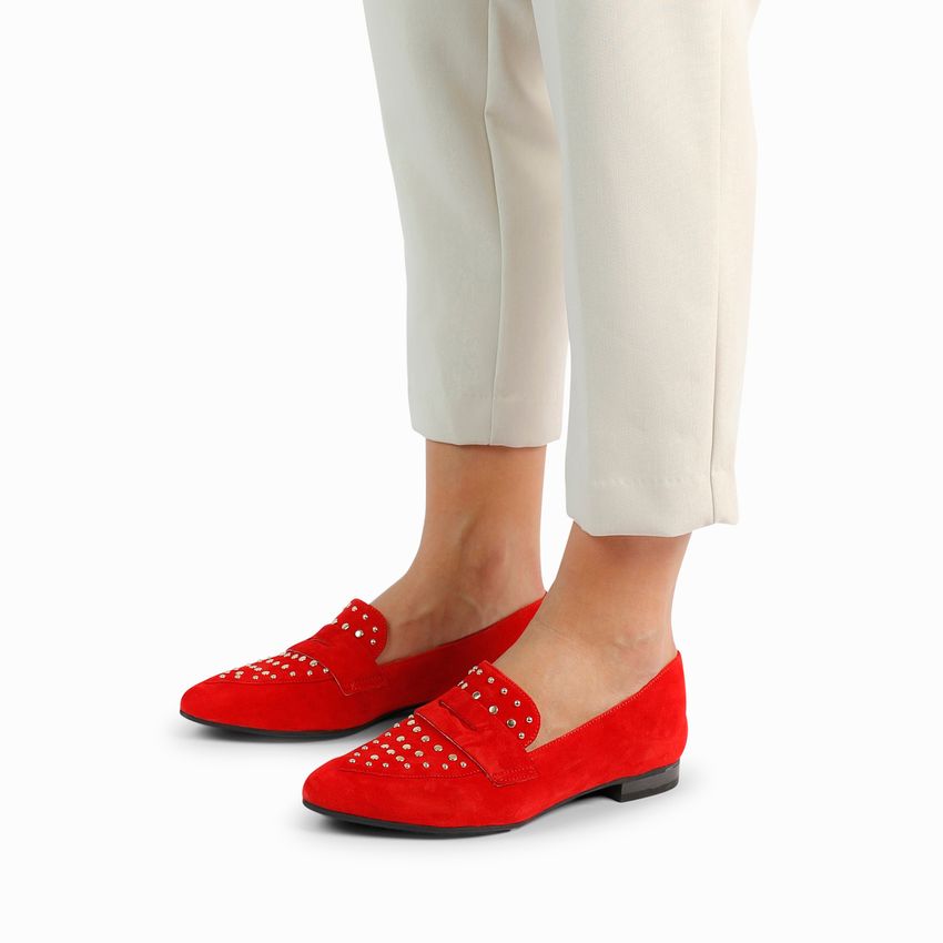 Rote Veloursleder-Loafer mit goldfarbenen Nieten