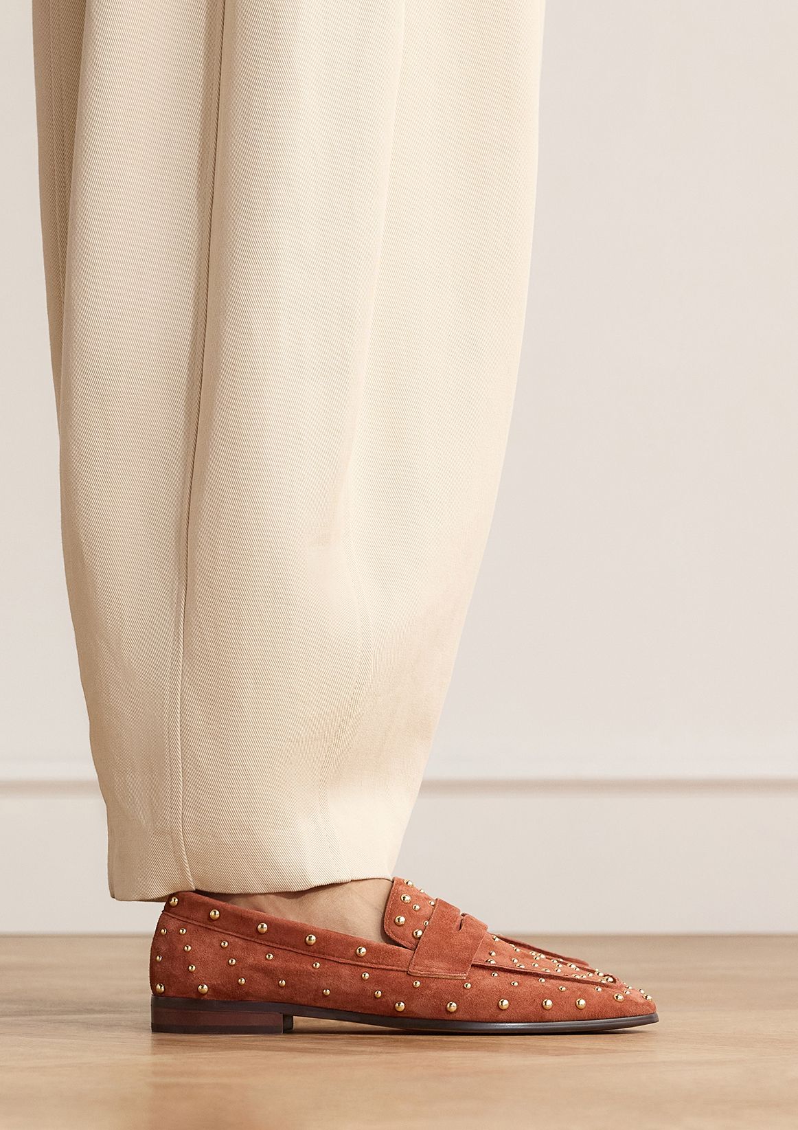 Orangefarbene Veloursleder-Loafer mit Nieten