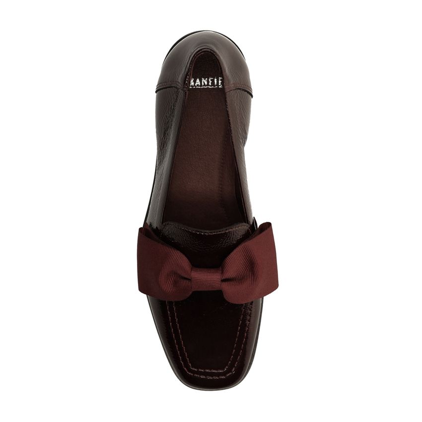 Burgundy lakleren loafers met strik