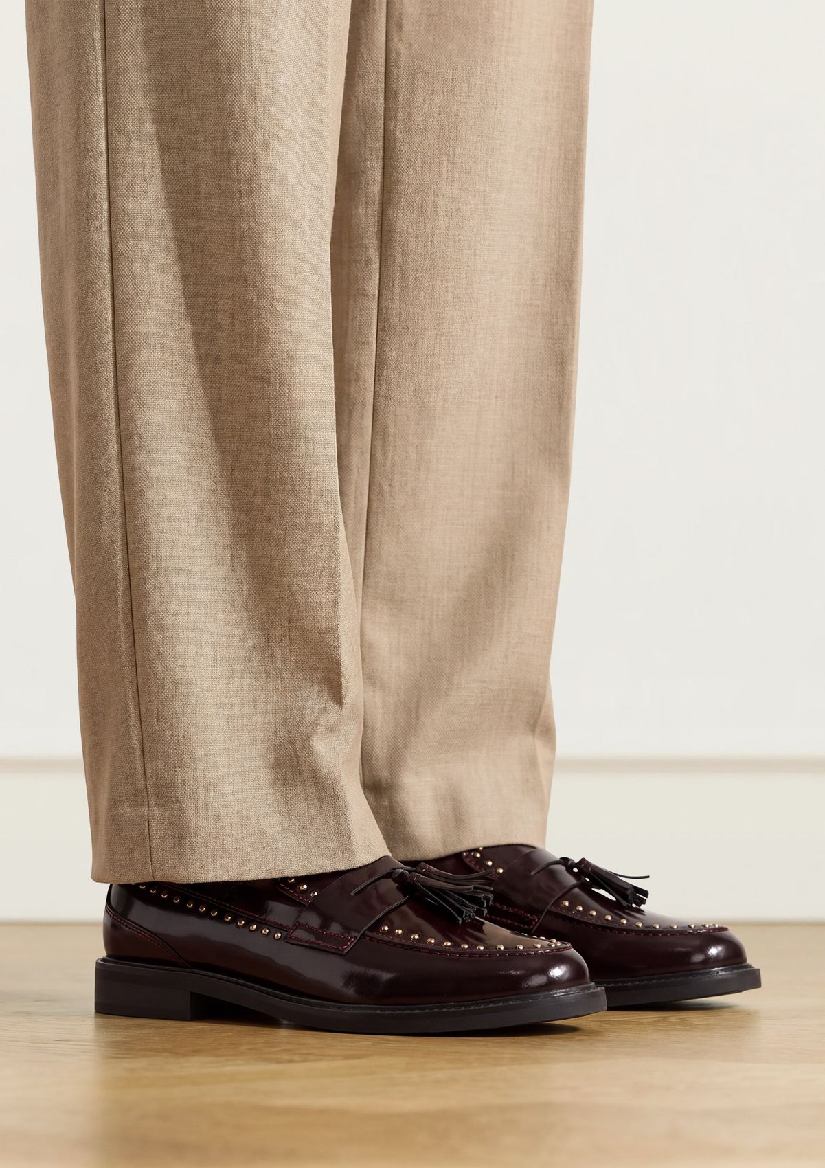 Bordeauxrote Leder-Loafer mit goldfarbenen Nieten