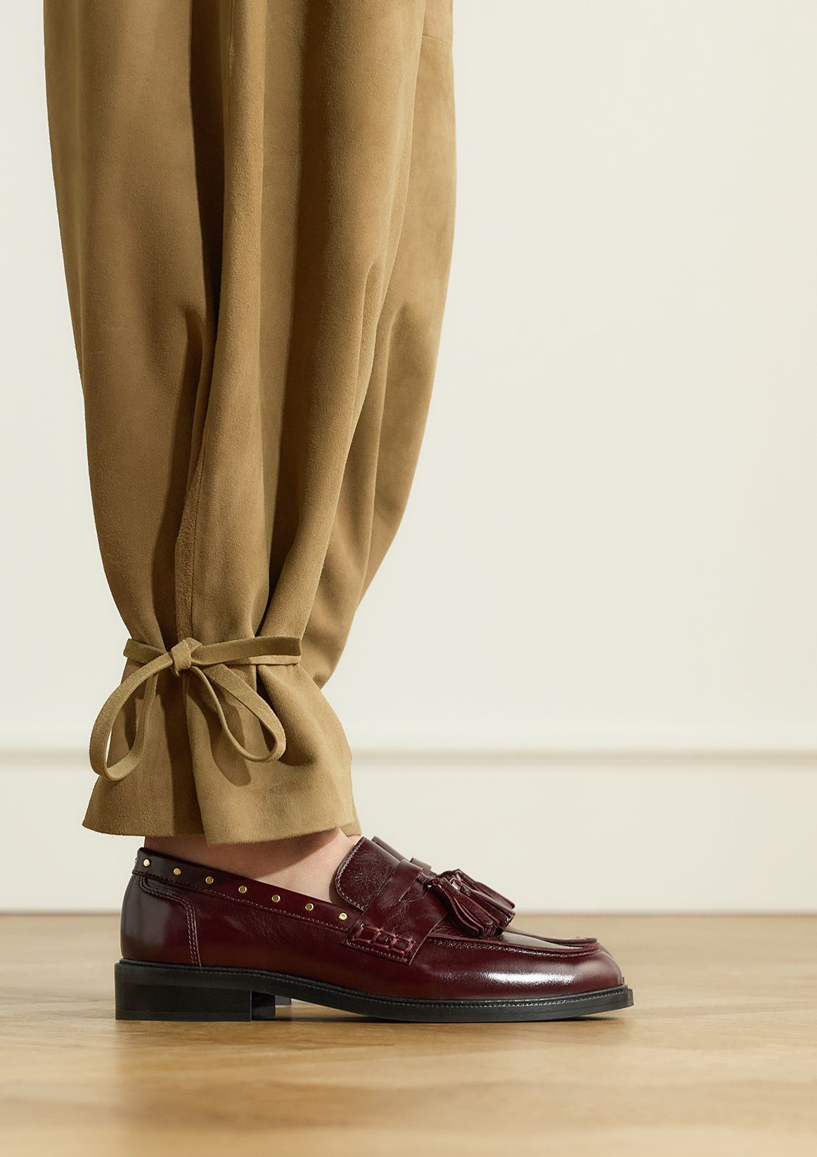 Bordeaux leren loafers met studs en kwastjes