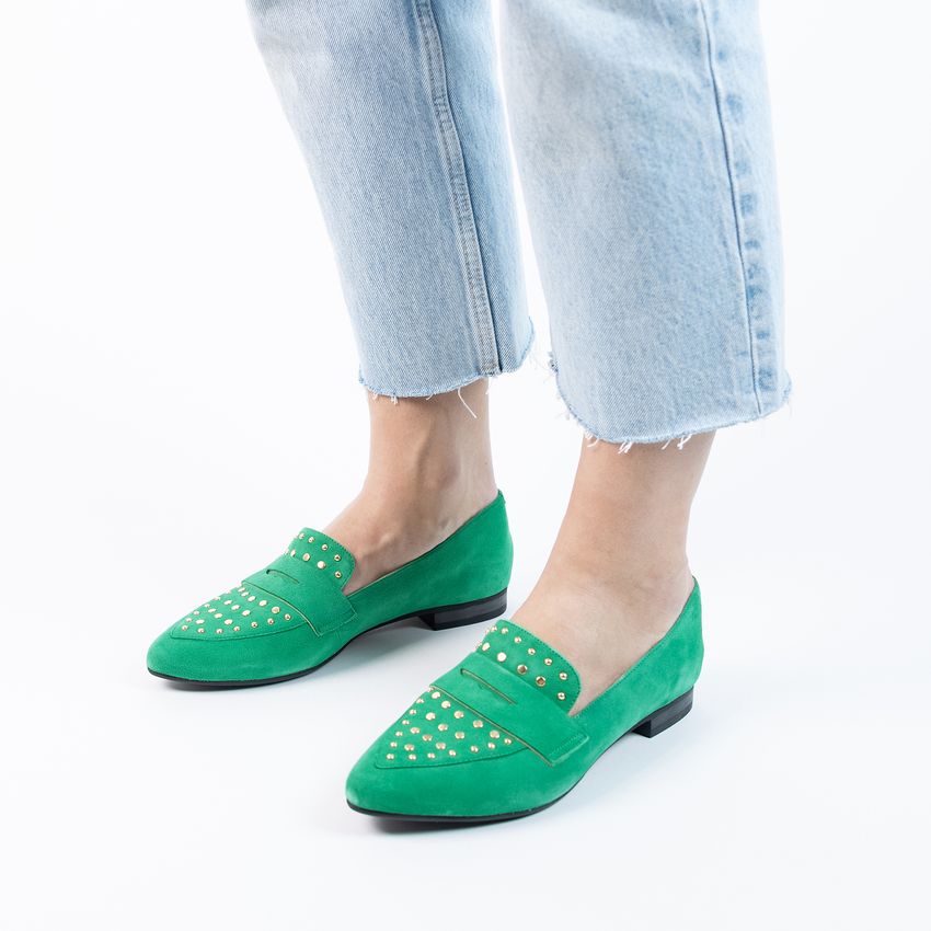 Grüne Veloursleder-Loafer mit goldfarbenen Nieten