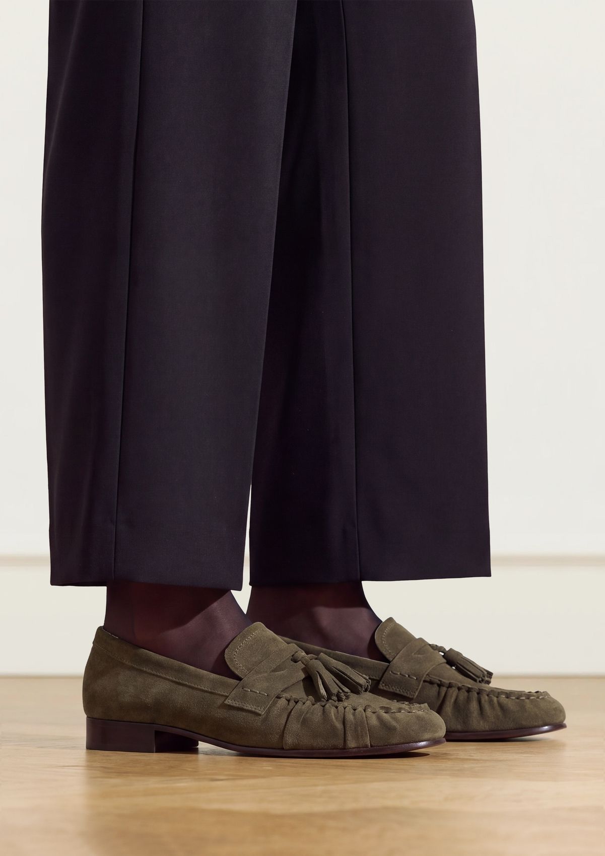 Donkergroene suède loafers met kwastjes