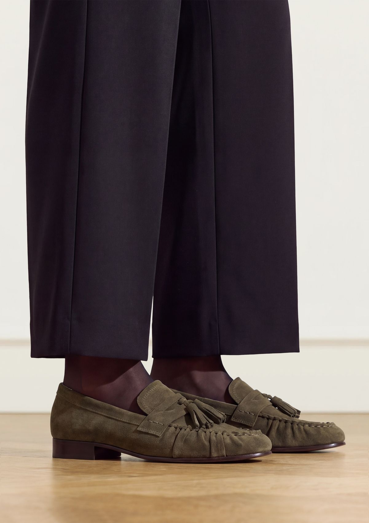 Dunkelgrüne Veloursleder-Loafer mit Quasten