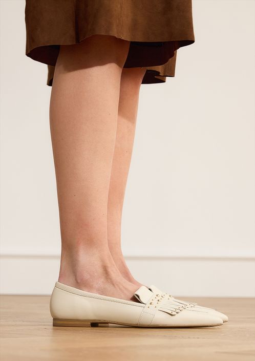 Off white leren loafers met gouden studs