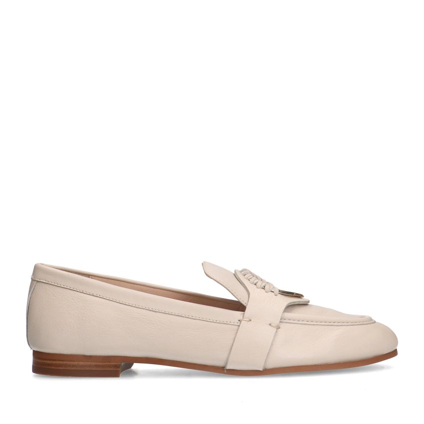 Witte leren loafers met goudkleurig detail