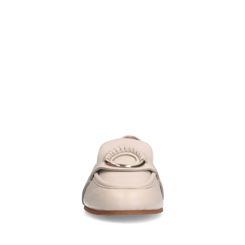 Weiße Leder-Loafer mit goldfarbenem Detail