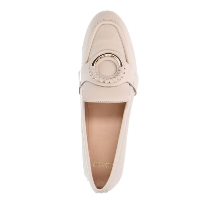 Witte leren loafers met goudkleurig detail