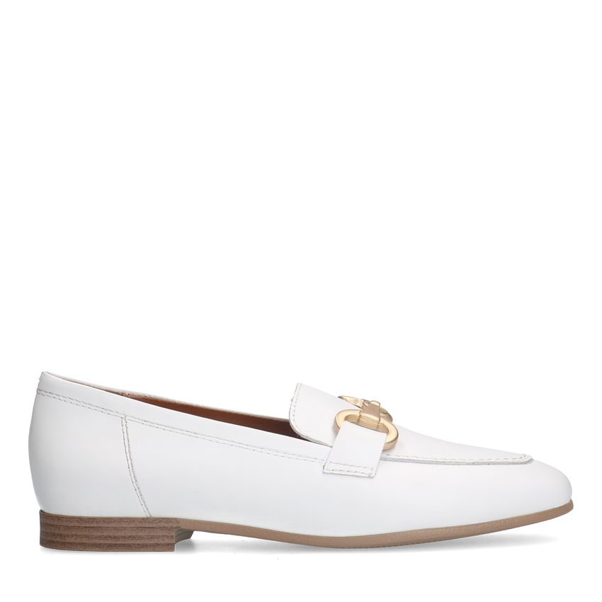 Witte leren loafers met goudkleurig detail