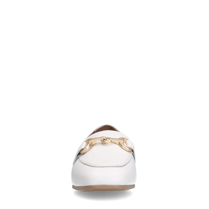 Witte leren loafers met goudkleurig detail