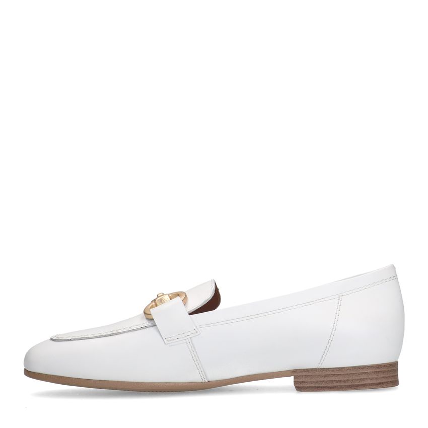 Witte leren loafers met goudkleurig detail