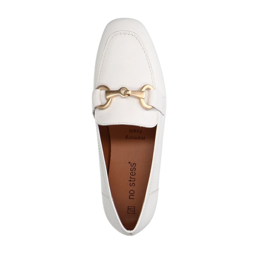 Witte leren loafers met goudkleurig detail