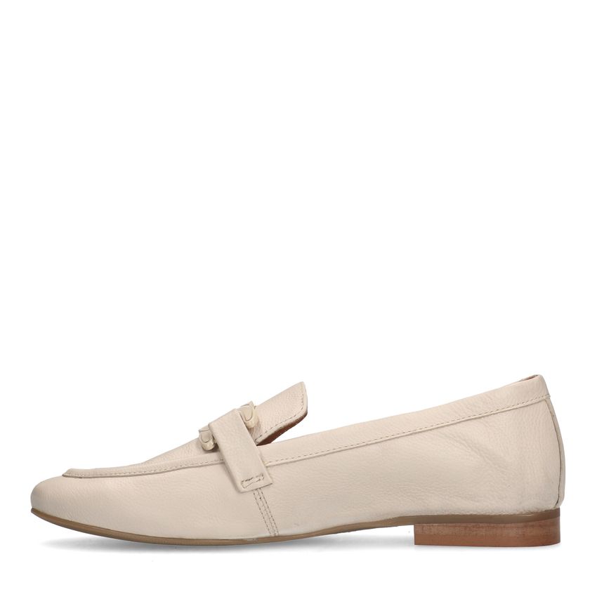 Roomwitte leren loafers met detail