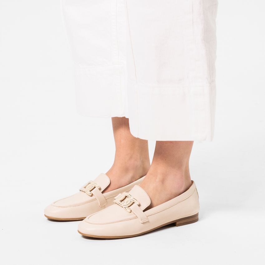 Roomwitte leren loafers met detail