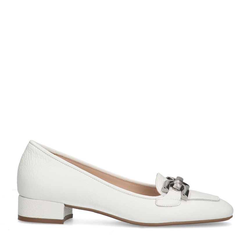 Witte leren loafers met zilverkleurige chain