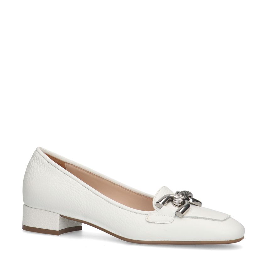 Witte leren loafers met zilverkleurige chain