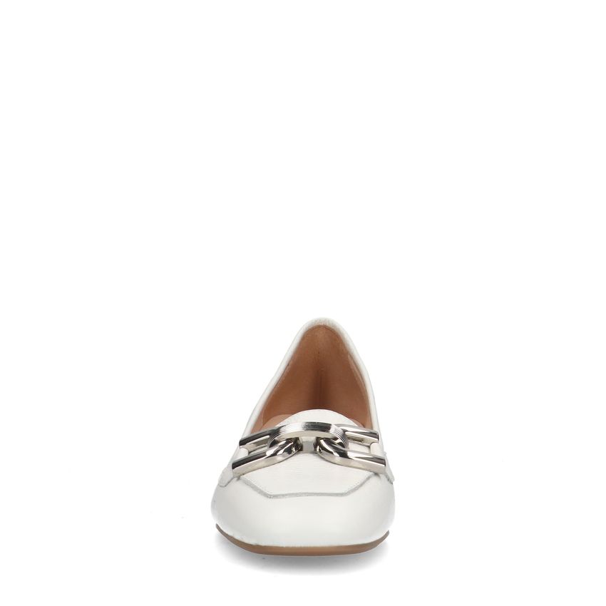 Witte leren loafers met zilverkleurige chain