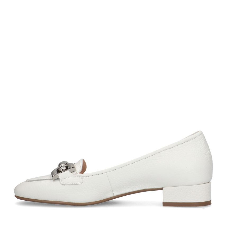 Witte leren loafers met zilverkleurige chain