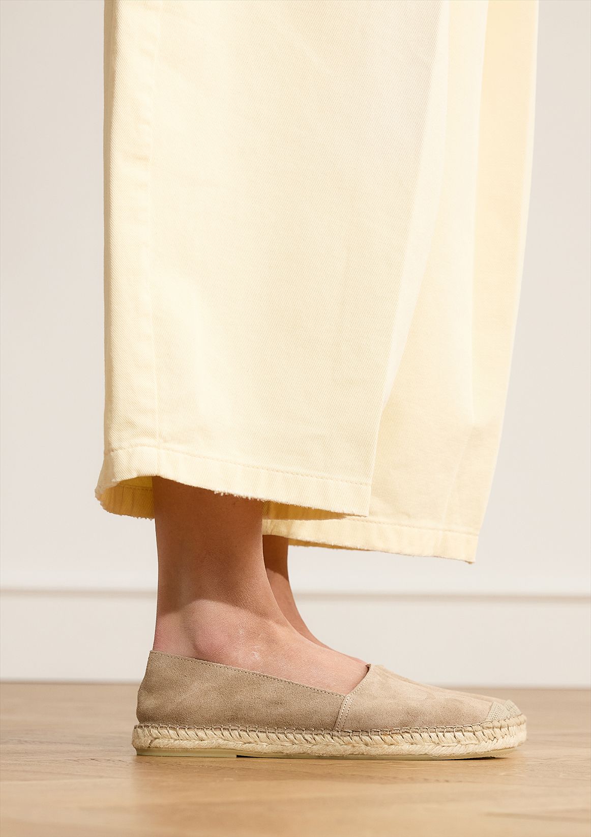 Taupefarbene Espadrilles aus Veloursleder