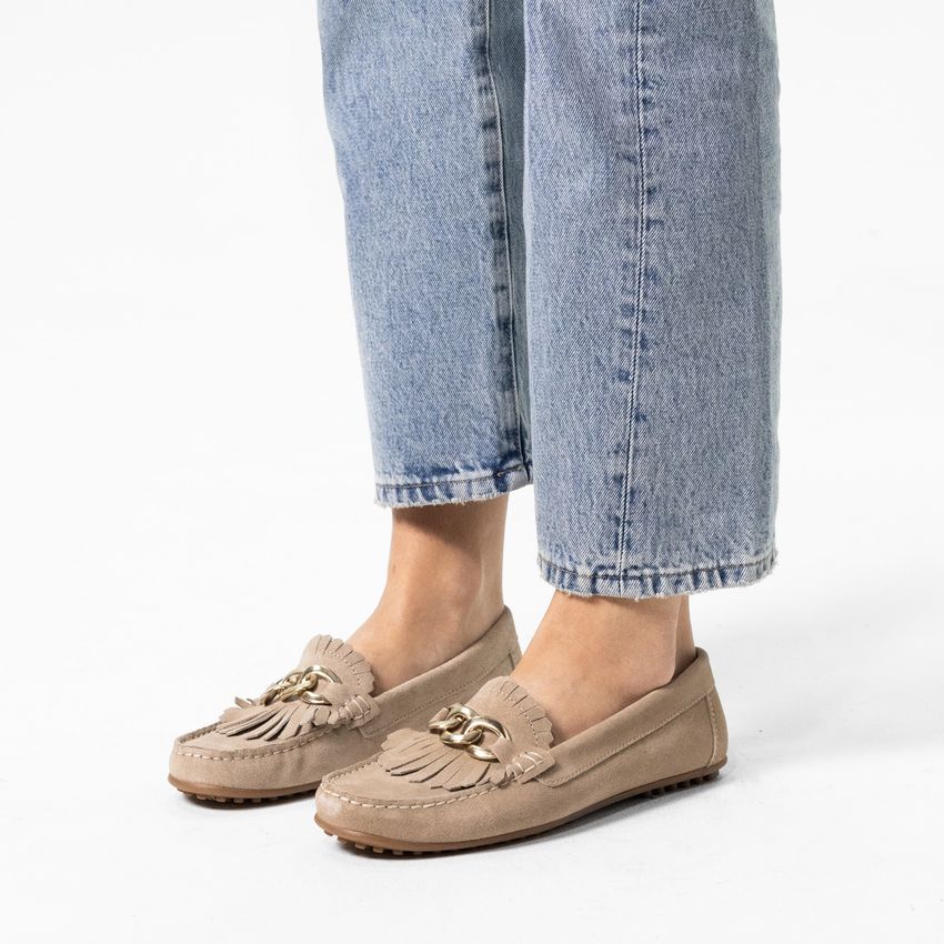 Taupe suède loafers met goudklerurig detail