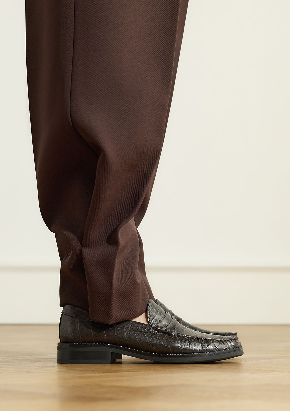 Graue Leder-Loafer mit Krokomuster