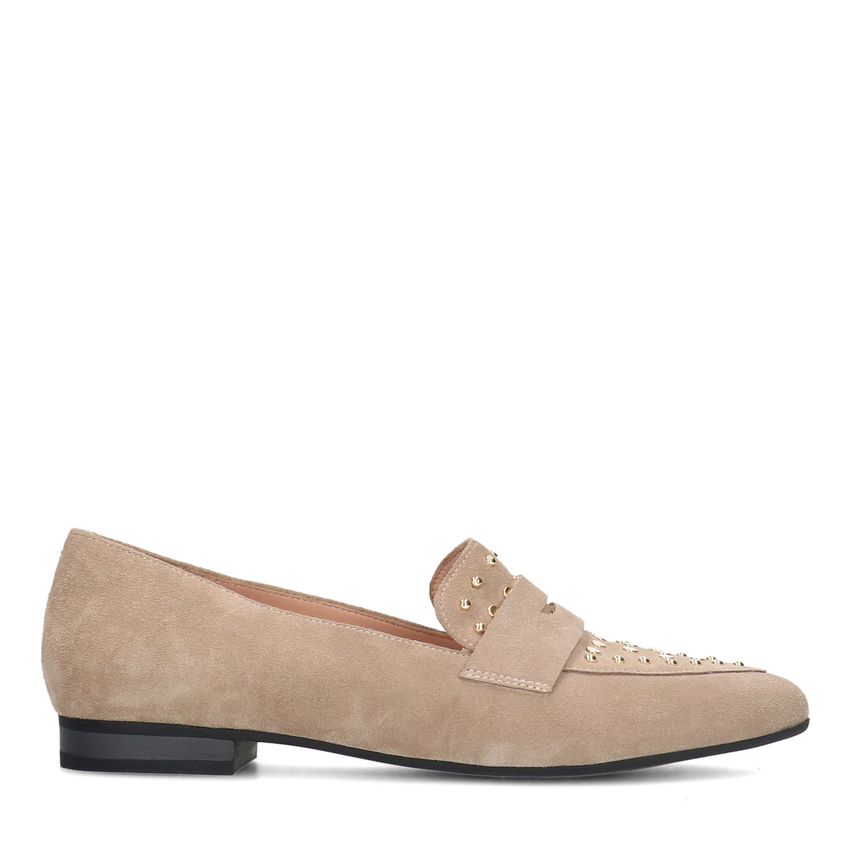 Beige suède loafers met goudkleurige studs