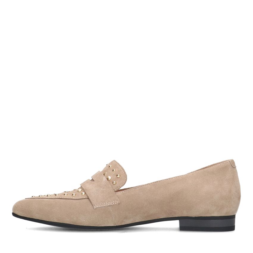 Beige suède loafers met goudkleurige studs