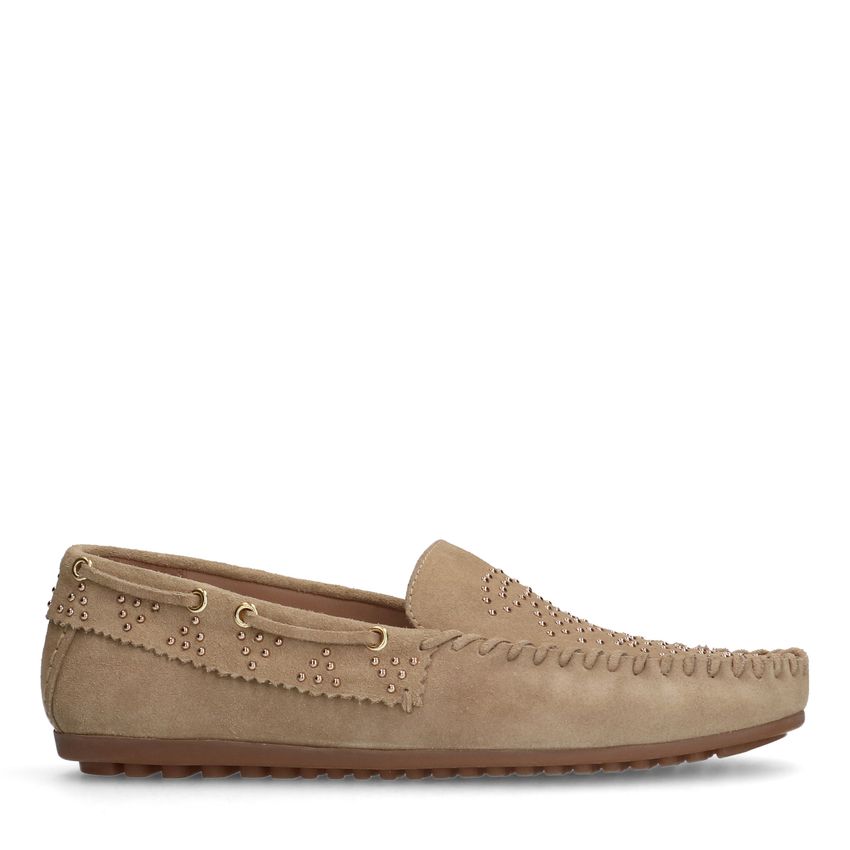 Beige suède loafers met goudkleurige studs